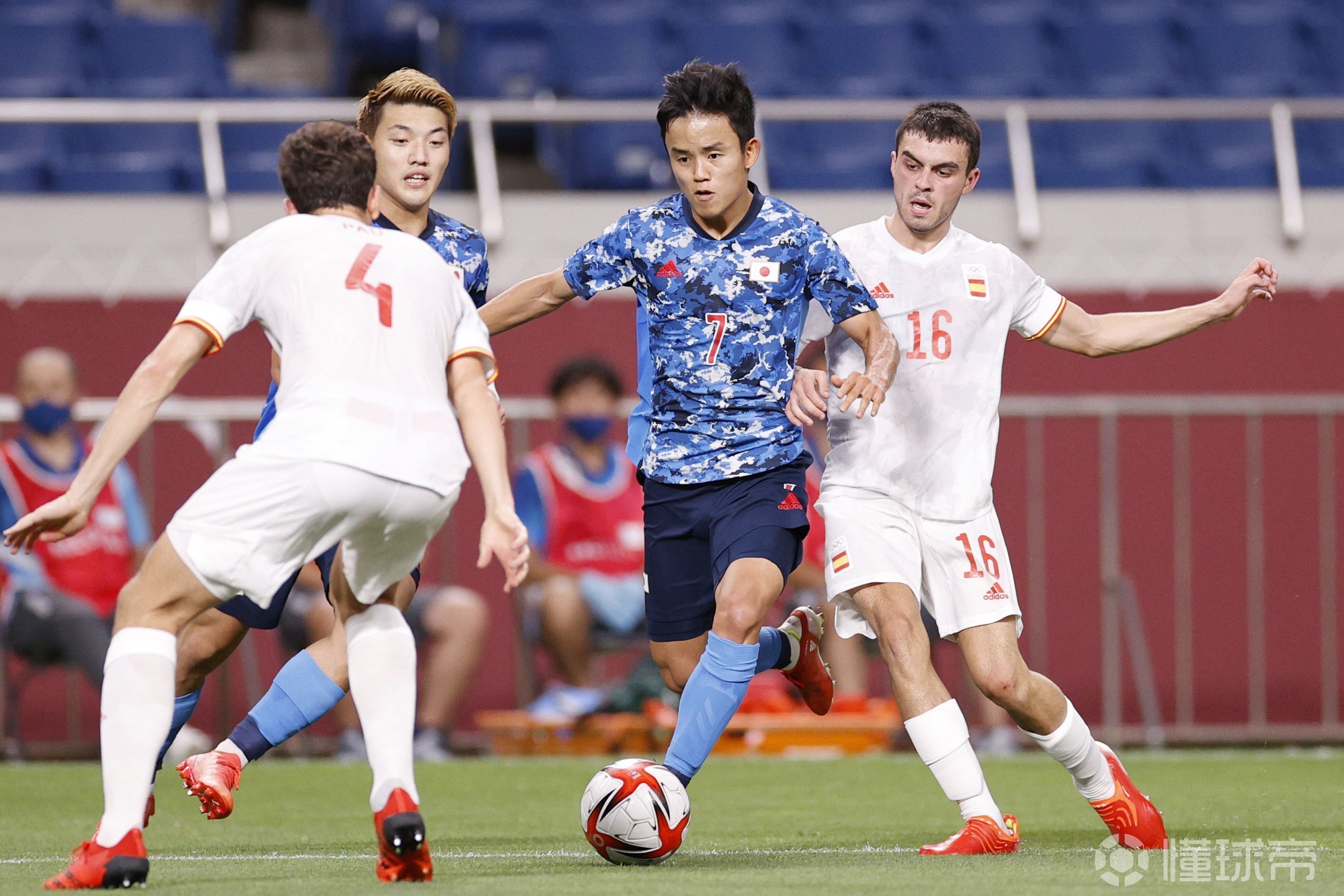 巴西险胜丹麦，佩德里高光表现