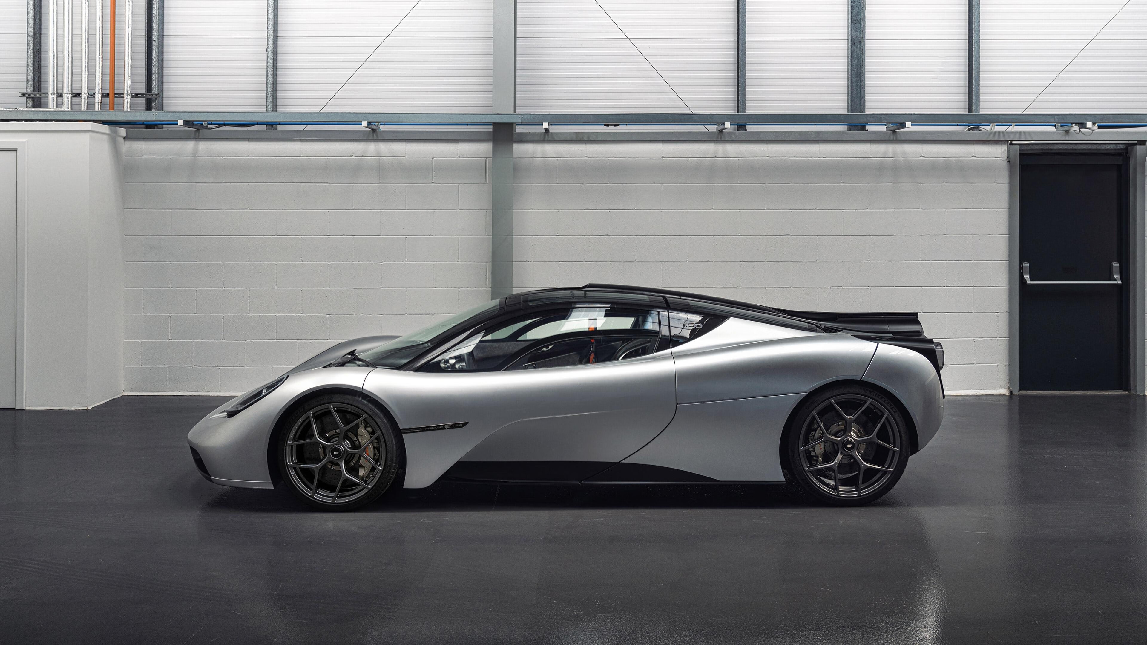 暗流与冠冕，周冠宇如何以无声惊雷，率雷诺逆转阿斯顿马丁的精密帝国